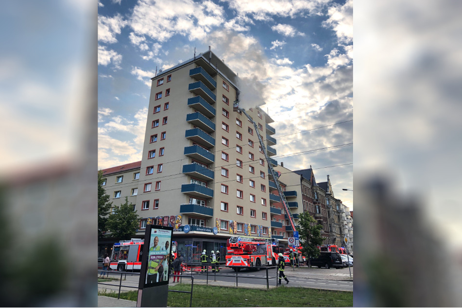 Die Feuerwehr kämpft gegen die Flammen.