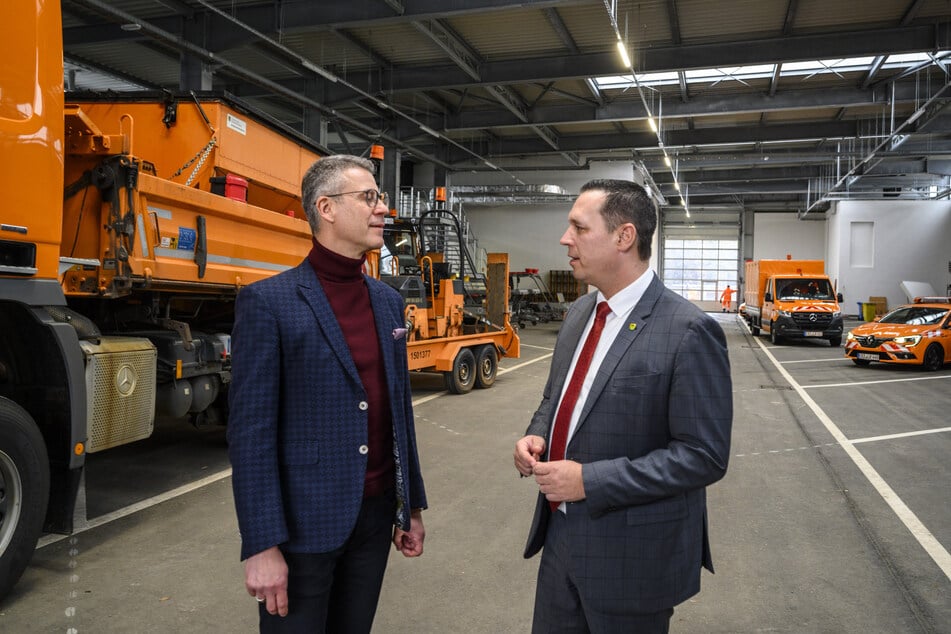 Landrat Rico Anton (48, CDU) und Rico Ott, Abteilungsleiter für Bau, Verkehr und Umwelt besuchten gestern die neue Straßenmeisterei Heinzebank.