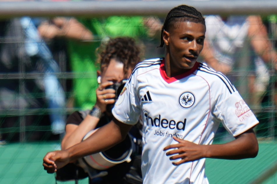 Mit seinem spät in der ersten Halbzeit erzielten 1:0 brachte Frankfurts Jean-Mattéo Bahoya sein Team auf die Siegerstraße.