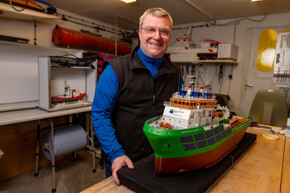 Kai Hölzel (55) mit seinem Weltmeisterschiff, einem fahr- und manövrierfähigem Ankerziehschlepper.