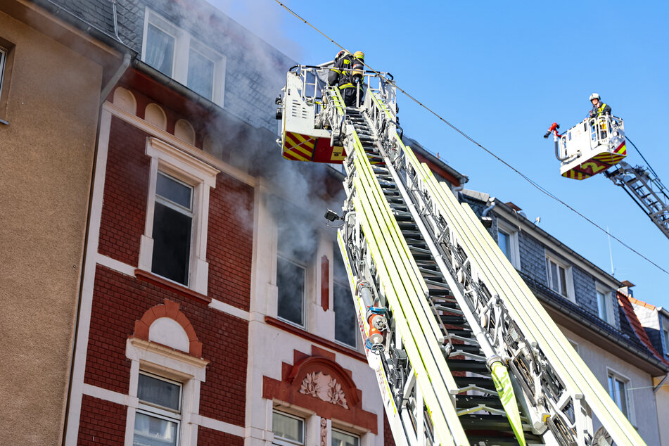 Brand in Mehrfamilienhaus: 21-jähriger Passant reagiert entschlossen und rettet Bewohner