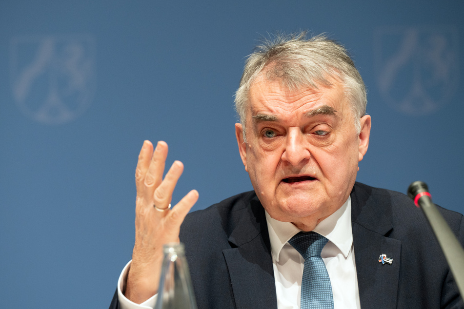 NRW-Innenminister Herbert Reul (69, CDU) setzt sich seit längerem gegen die wachsende Clan-Kriminalität ein und findet, dass die Gruppen verhindert werden müssen.