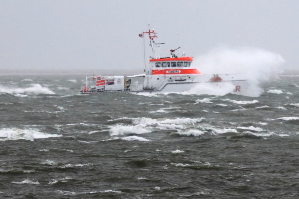 Mitten im Herbststurm: Schwergutfrachter treibt auf offenem Meer