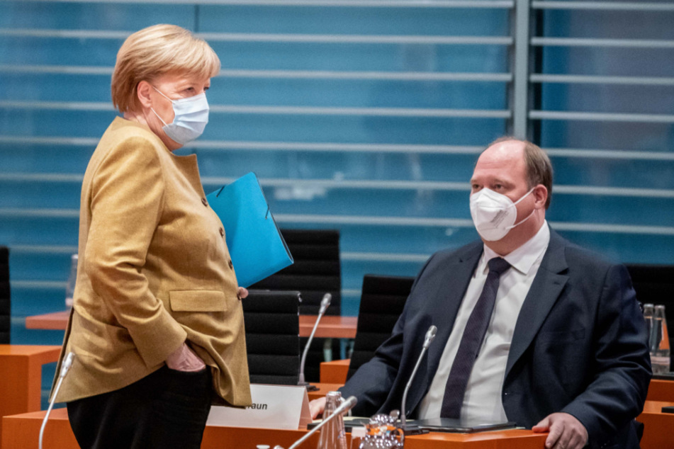 Bundeskanzlerin Angela Merkel (66, CDU), spricht mit Helge Braun (48, CDU), Chef des Bundeskanzleramtes und Bundesminister für besondere Aufgaben, vor Beginn der Sitzung des Bundeskabinetts im Kanzleramt.