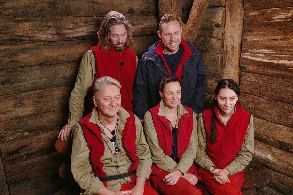 Aus fünf werden drei: Patrick (oben rechts) und Simone (unten Mitte) fliegen im Halbfinale raus.