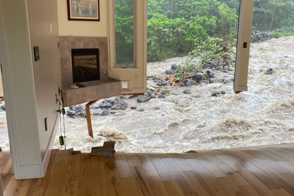 Eigentlich war nur ein kleiner Bach etwa 20 Meter von ihrem Haus entfernt, doch der verwandelte sich plötzlich in einen reißenden Fluss.