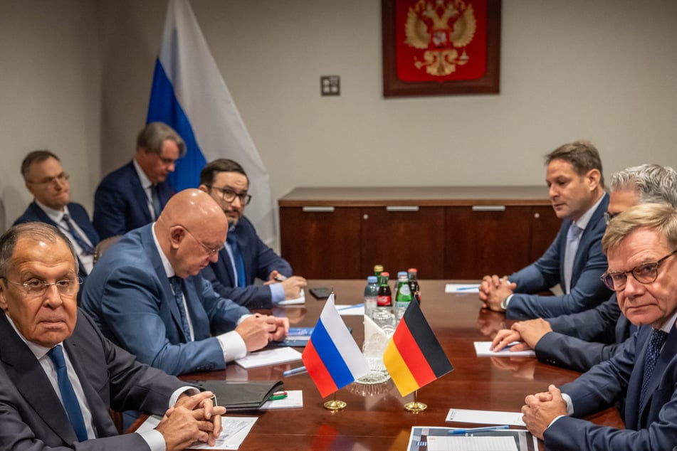 Sergej Lawrow (76, l.), Außenminister von Russland, sitzt gegenüber von Johann Wadephul (63, CDU, r)., Außenminister, bei einem Treffen am Rande der Sitzung der UN Generalversammlung bei den Vereinten Nationen.