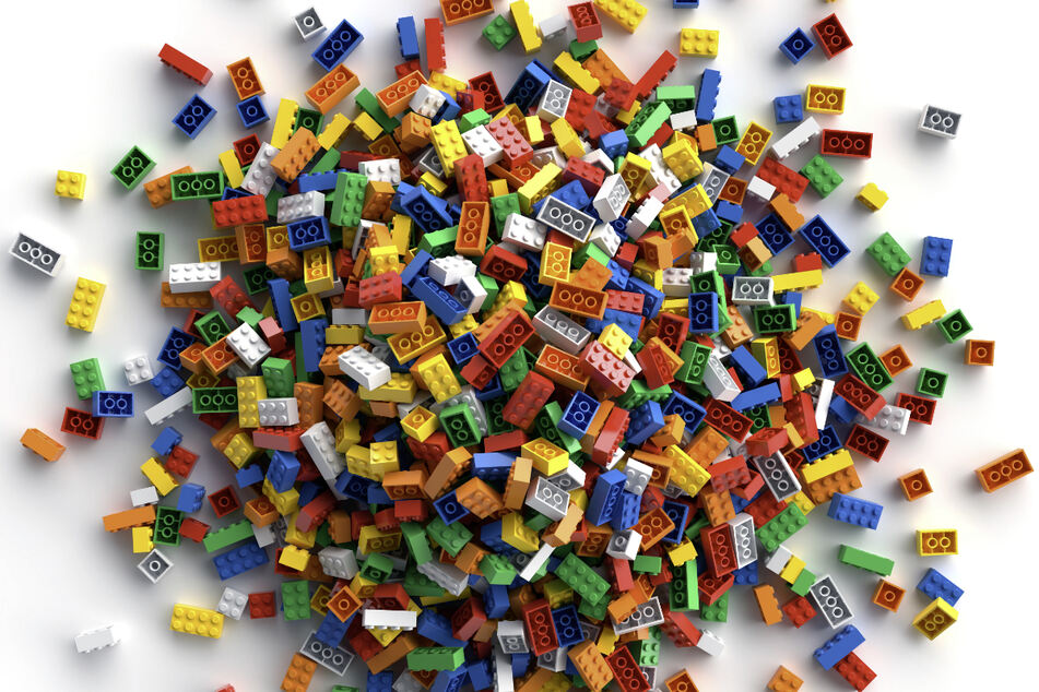 Tausende Lego-Steine klauten die Diebe über Nacht an der Autobahn.
