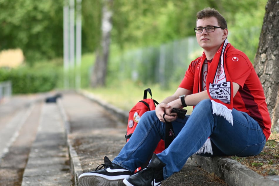 Der Fußballfan Nico Schoch im Trikot der TSG Backnang. Schoch ist der einzige Ultra der TSG.