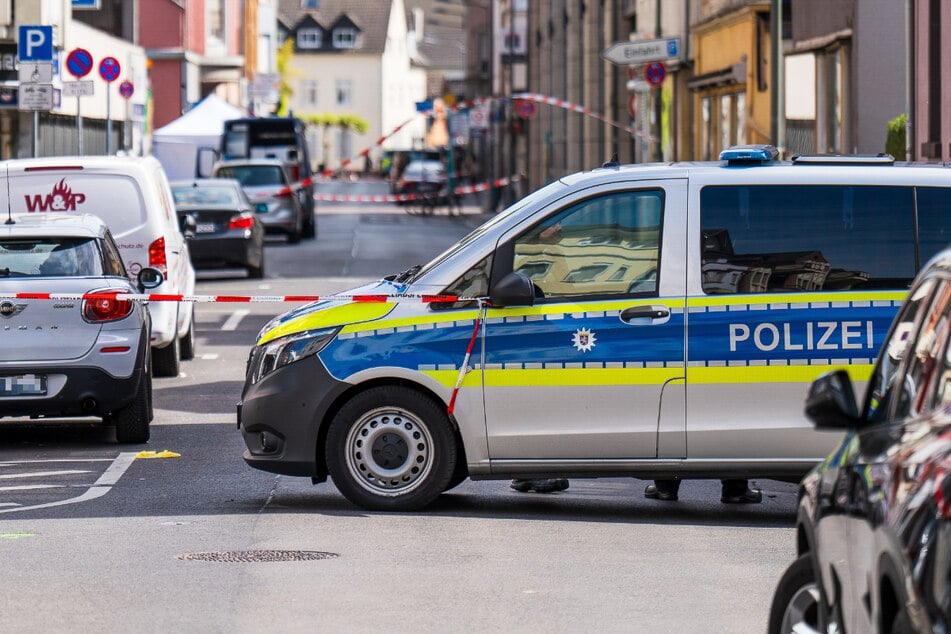 Ein Teilstück der Emmerich-Josef-Straße in Frankfurt-Höchst wurde von der Polizei abgesperrt.
