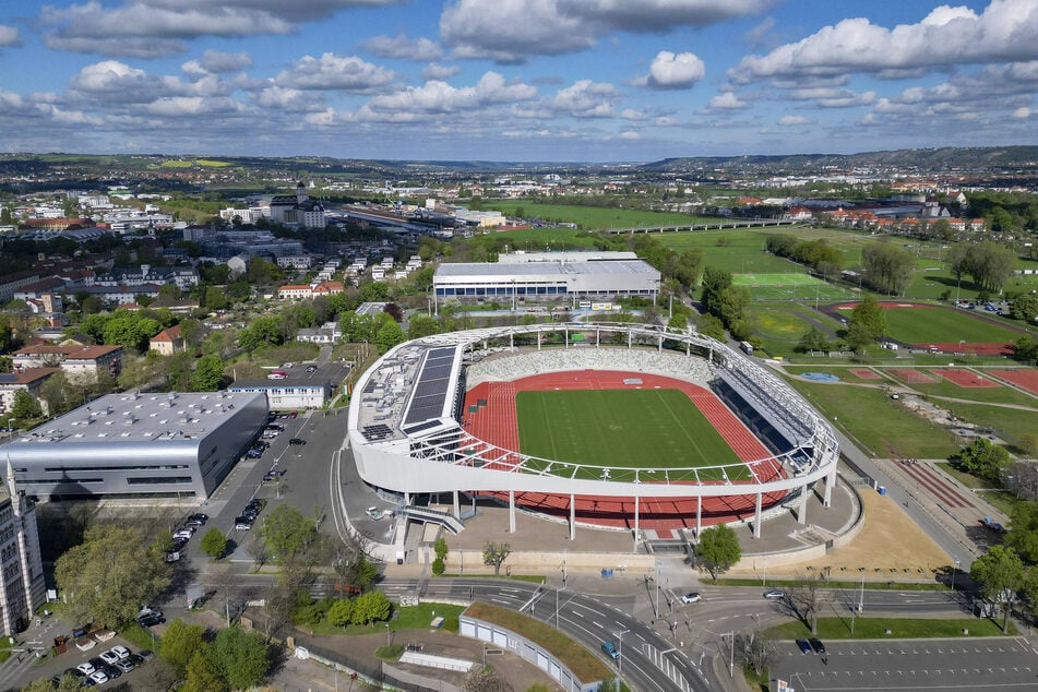 Das Ostragehege von oben. Im Stadion sind die Leichtathleten. In der JOYNEXT-Arena dahinter die Turner und rechts daneben ist die Teamsport-Arena.