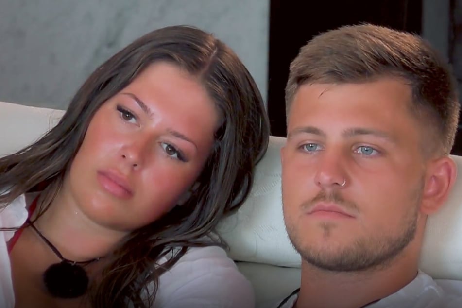 Jeremy (26) ahnt bereits, dass er unerfreuliche Bilder von seiner Freundin bekommen wird.