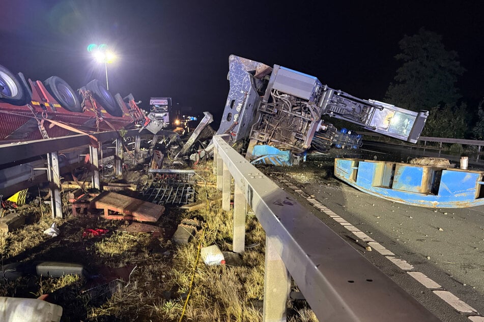 Bei dem Crash wurde auch der auf einem Hänger geladene Baukran auf die Fahrbahn geschleudert.