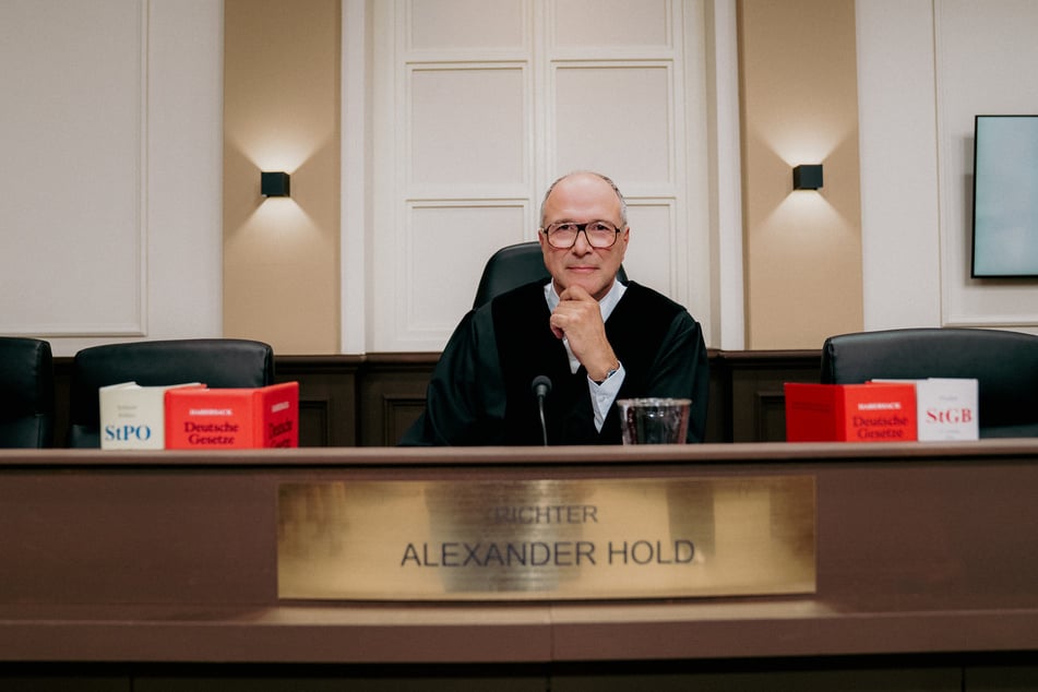 Richter Alexander Hold (64) kehrt mit neuen Folgen seiner Gerichtsshow ins Fernsehen zurück.