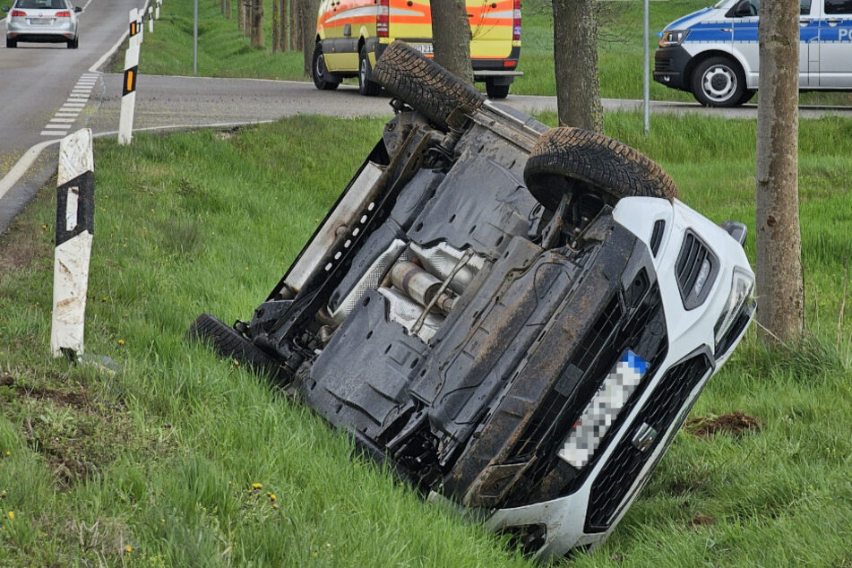 Unfall im Landkreis Zwickau: Seat landet kopfüber im Straßengraben