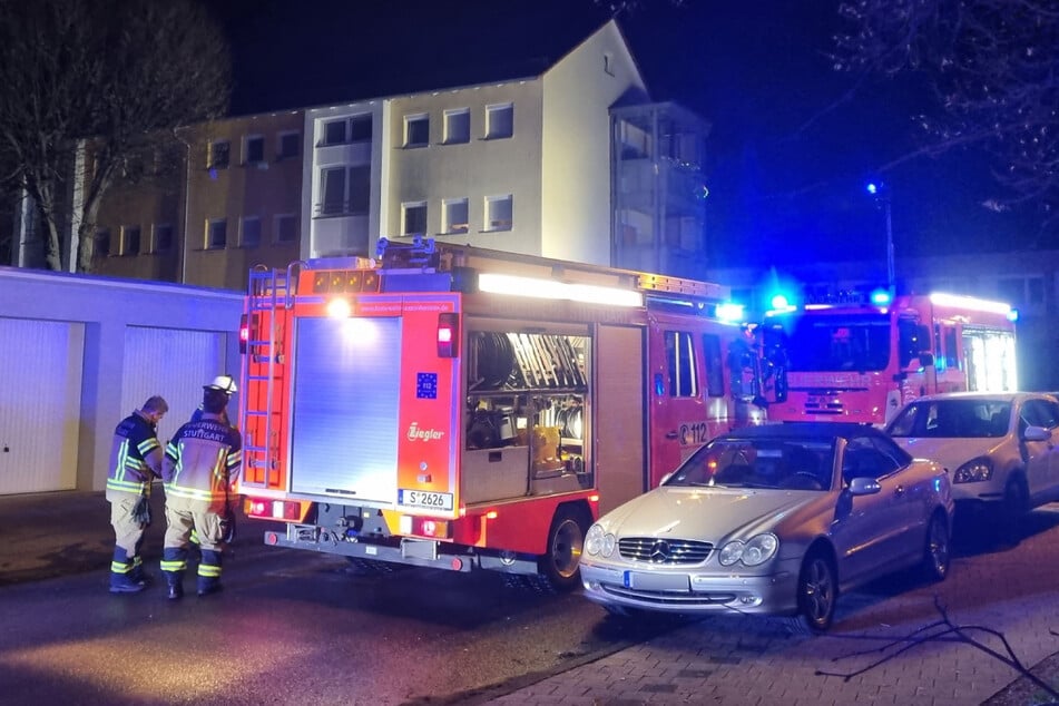 Zwei Löschzüge der Berufsfeuerwehr, die Freiwillige Feuerwehr sowie der Rettungsdienst und mehrere Einsatzleiter rückten am Freitagabend zum Einsatzort aus.