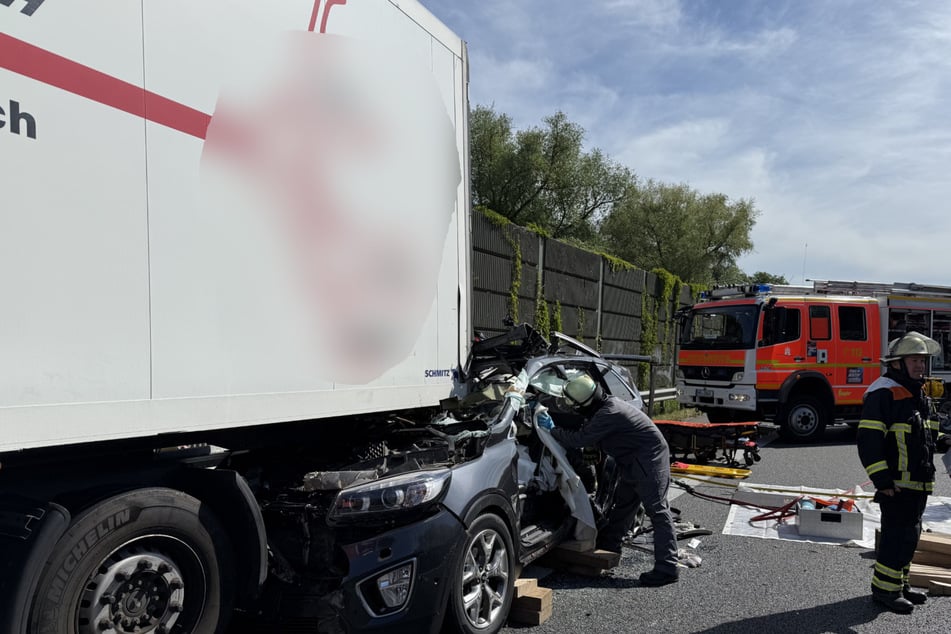 Der Kia verkeilte sich unter dem Laster.