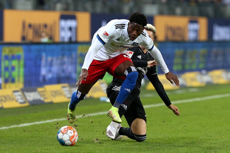HSV-Youngster Faride Alidou (20, l.) in Aktion. Gegen Fortuna Düsseldorf feierte das 20-jährige Eigengewächs ein vielversprechendes Pflichtspiel-Debüt.
