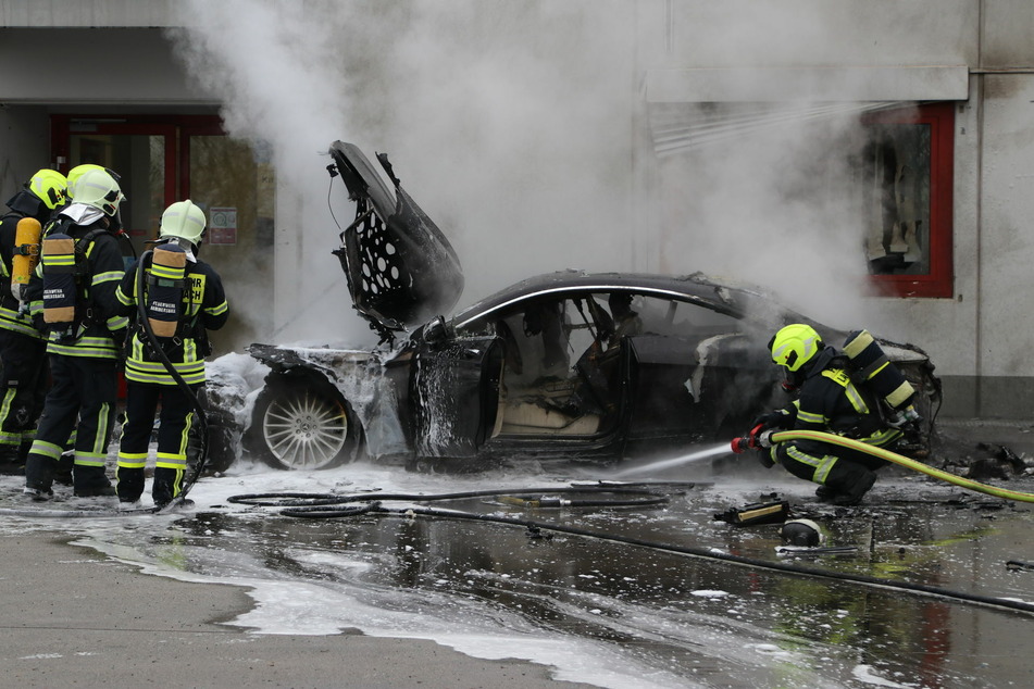 Der Mercedes-Sportwagen brannte komplett aus.