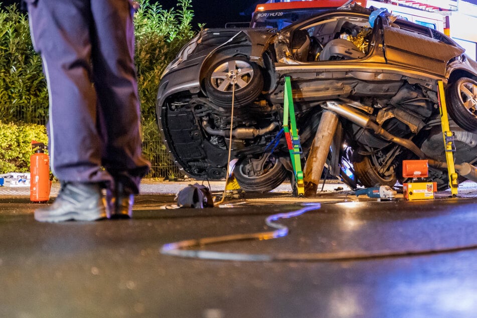 Toter und Schwerverletzter (13): Nach Unfall in Hürth fahndet Polizei nach Flüchtigen