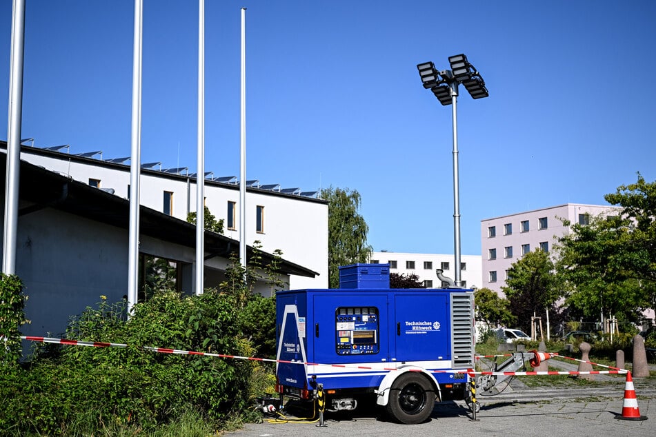 An Tag drei nach dem Brandanschlag in Köpenick warten immer noch 14.000 Haushalte auf Strom. Teils werden Notstromaggregate zur Überbrückung eingesetzt, wie dieses Bild aus Altglienicke zeigt.