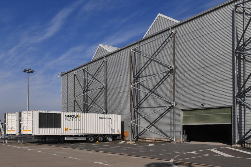 Die beiden "Snow Factory"-Container produzieren Tag und Nacht den Schnee, der in einer Halle am Flughafen gelagert wird, bis er Mitte Dezember abtransportiert wird.
