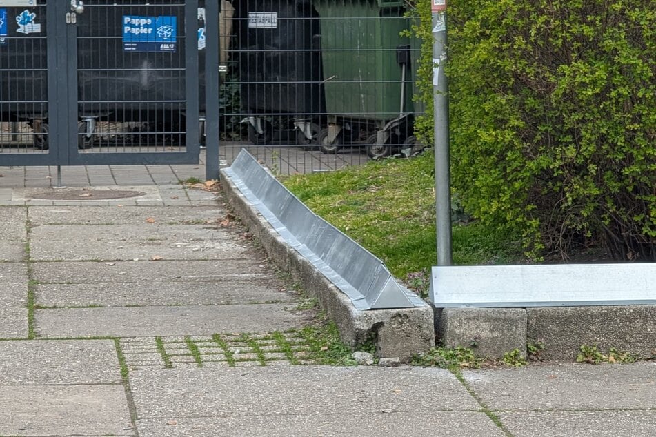 Diese dreieckigen Bleche im Bereich Dorotheenplatz/Otto-Schill-Straße sollen unter anderem die Trinker-Szene vertreiben.