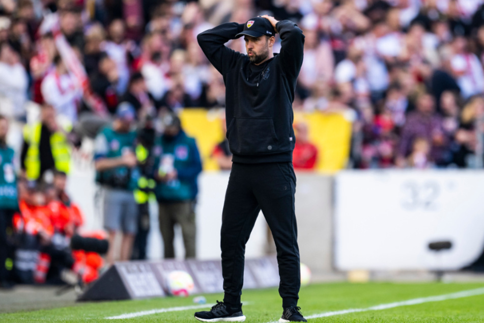 Stuttgarts Trainer Sebastian Hoeneß erlebte einen stressigen zweiten Durchgang.