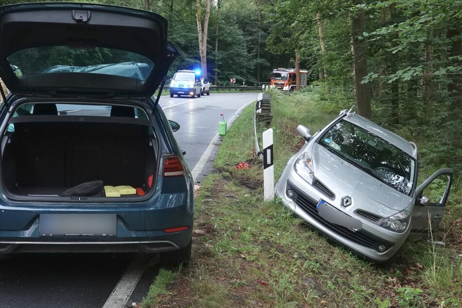 Der Renault landete im Straßengraben. Die Einsatzkräfte sind noch vor Ort.