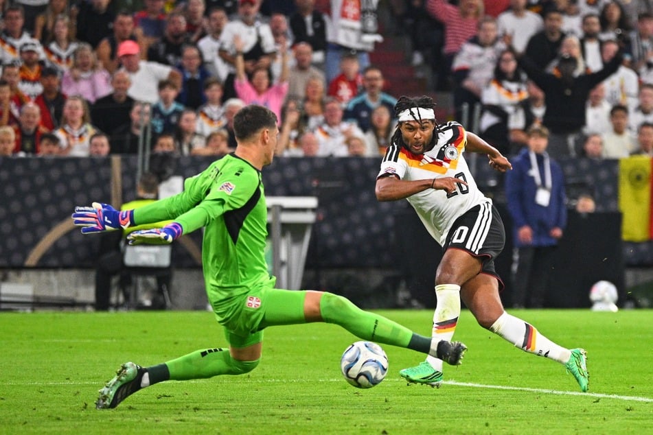 DFB-Kapitän Serge Gnabry (r.) vergibt die dicke Chance!