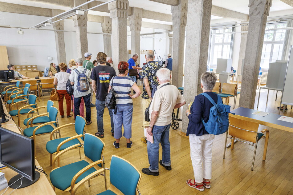 Am Montag öffnete das Briefwahlbüro im Bürgeramt Theaterstraße für die Kommunal- und Europawahlen. An den Wahlkabinen bildeten sich lange Schlangen.