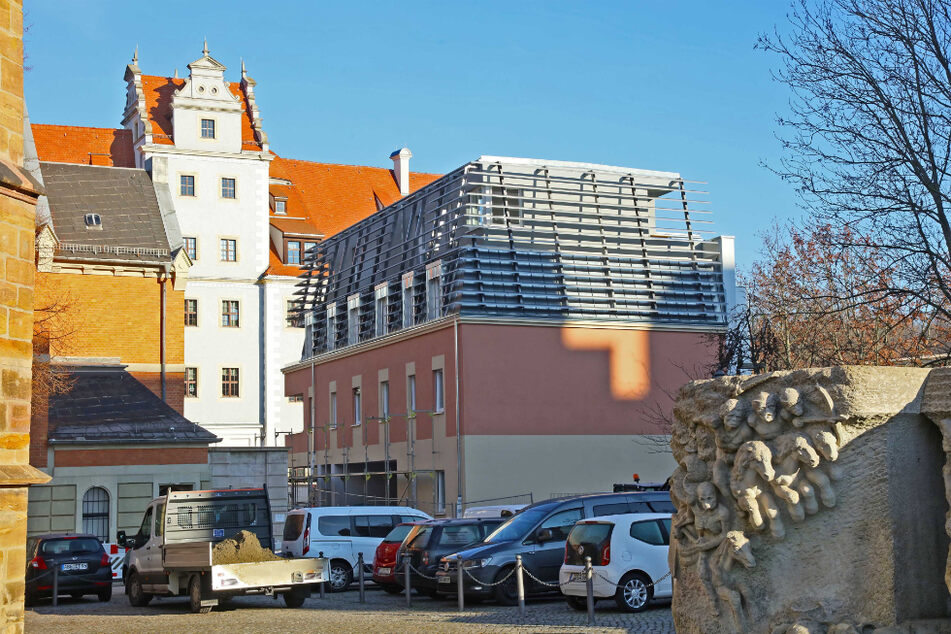 Das Torhaus ist ein moderner Neubau mit Alu-Lamellen auf dem Dach.