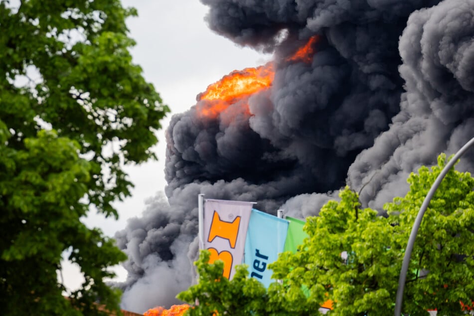 Berlin: Brand in Metallfirma in Berlin: Warnung vor giftiger Rauchwolke!