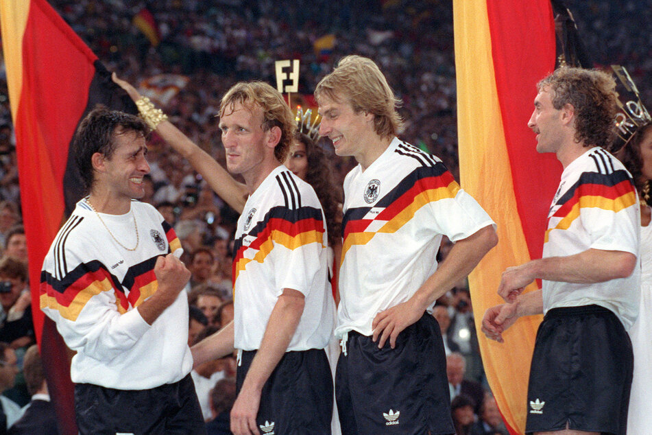 Die damaligen deutschen Nationalspieler Pierre Littbarski (v.l.n.r.), Andreas Brehme, Jürgen Klinsmann, Rudi Völler feiern im Juli 1990 in Rom die Weltmeisterschaft.