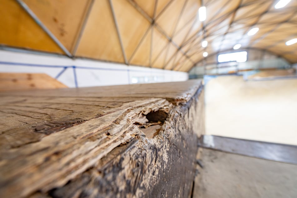 In der alten Halle war vieles stark beschädigt.