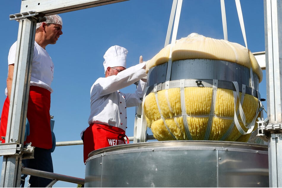 Mit einem Kran wird der Koloss aus dem 3000 Liter fassenden Kochtopf gehoben.