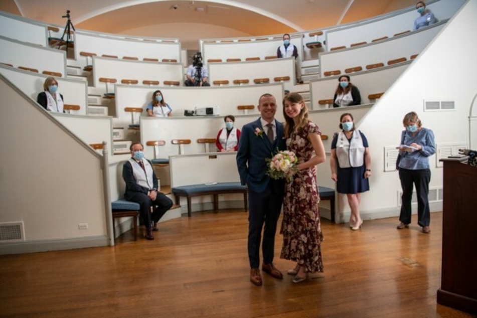 An diese außergewöhnliche Hochzeit werden sich Jen und Matt sicherlich ihr Leben lang erinnern.