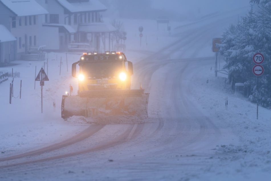 Statt Frühlingsblumen ein Räumfahrzeug: Das Wetter wird zunächst winterlich.