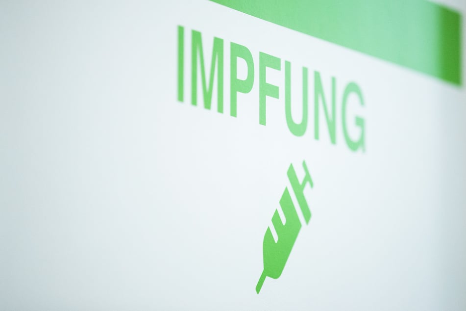 "Impfung" steht auf einer Wand in einem Impfzentrum.