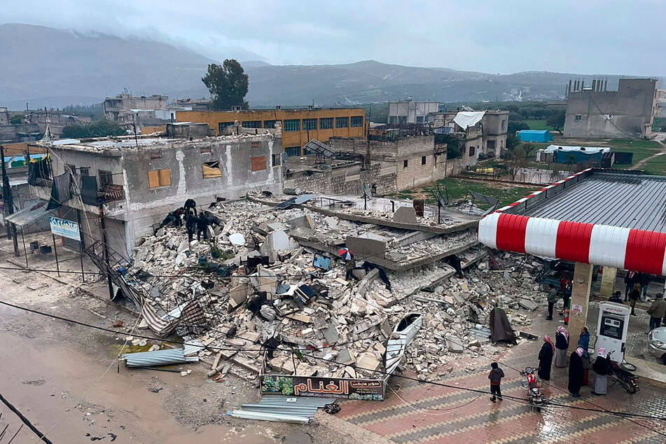 Straßen gleichen einem Trümmerfeld. In der Türkei hat man Rettungsteams aus dem gesamten Land zusammengerufen und um internationale Hilfe gebeten.