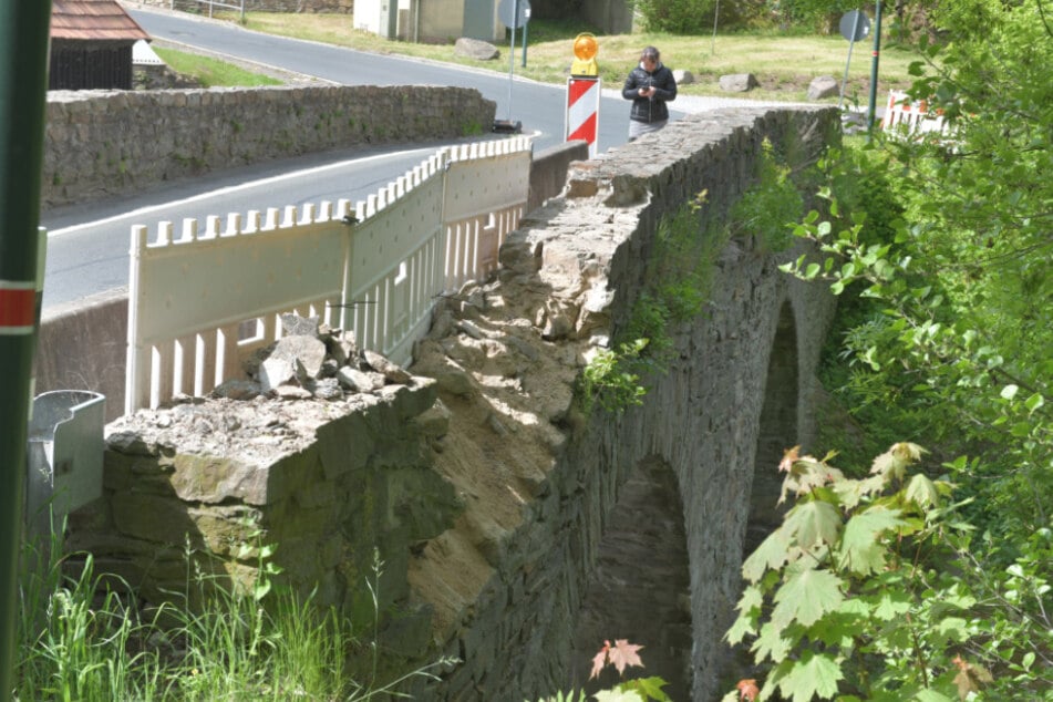 Die denkmalgeschützte Gewölbebrücke in Halsbrücke (Landkreis Mittelsachsen) muss komplett gesperrt werden.