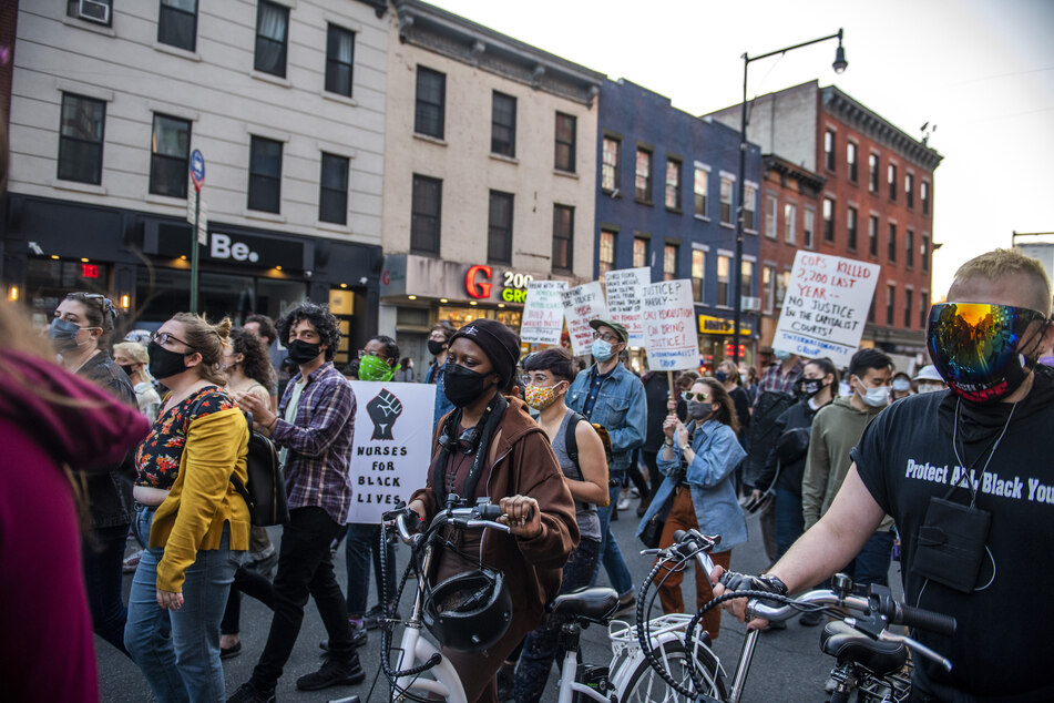 Demonstranten gehen am 20. April durch den New Yorker Stadtteil Brooklyn.