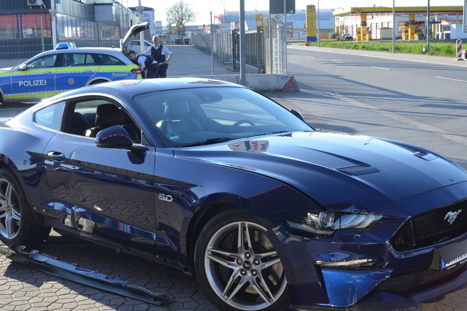 Die Polizisten gehen am Unfallort ihrer Arbeit nach.