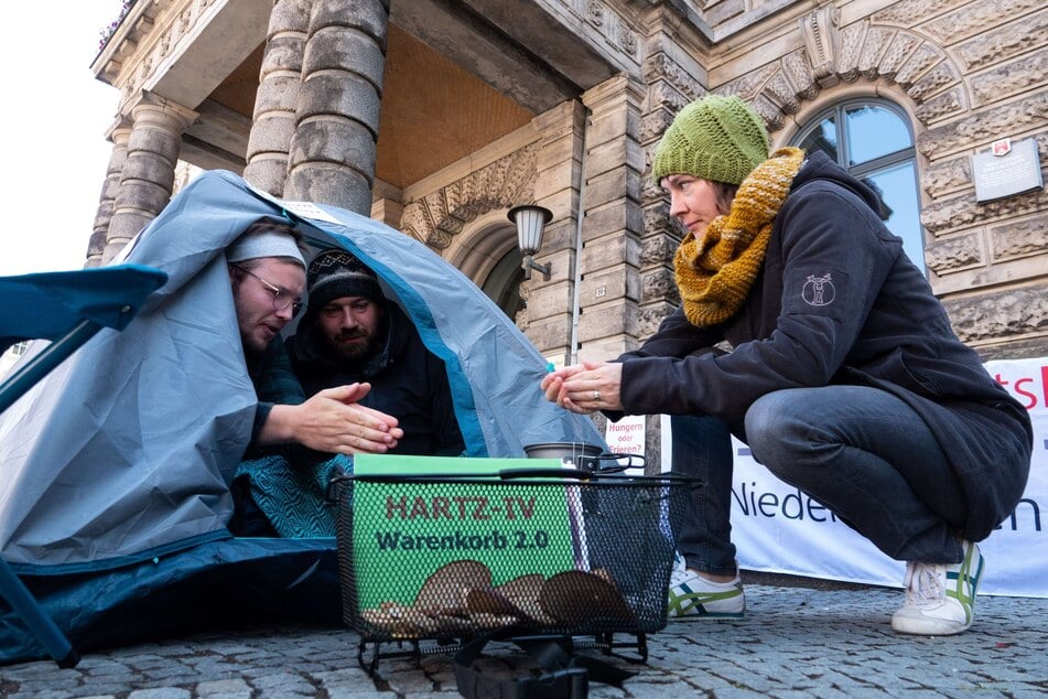 Unter dem Motto "Hungern oder Frieren" fand am Montag eine Kundgebung vor dem Finanzministerium in Hannover statt.