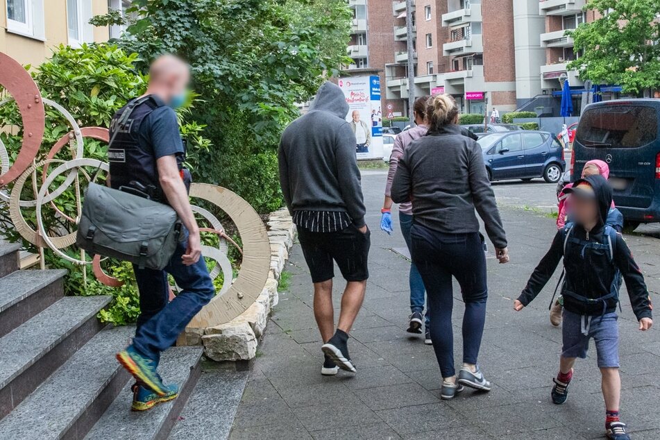 Ein Verdächtiger wurde in Weidenpesch festgenommen, da Beamte eine illegale Schusswaffe mit Munition fanden.