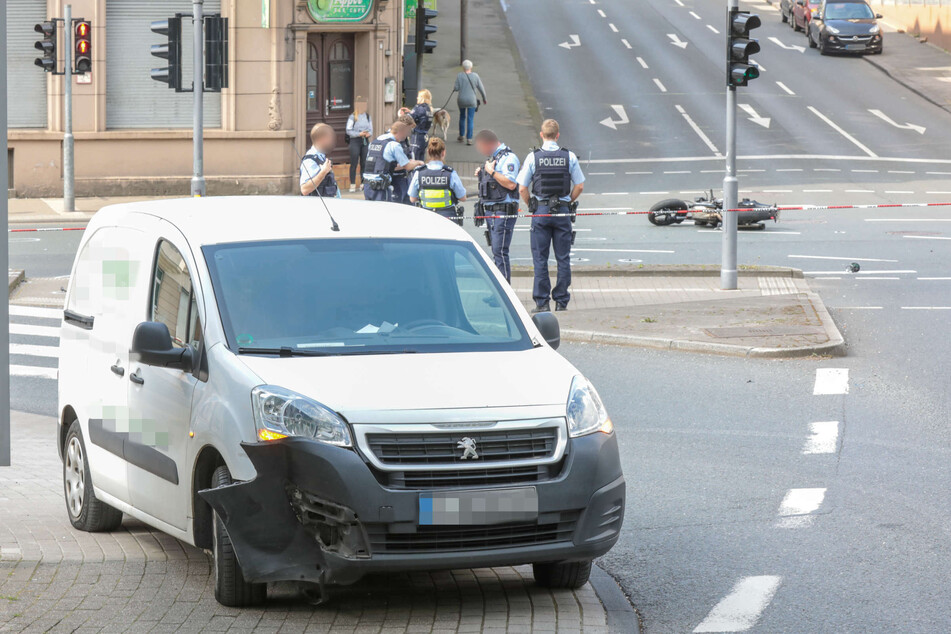 Der Kastenwagen-Fahrer (23) war auf der Abbiegespur einer Kreuzung in Wuppertal-Elberfeld mit dem Biker (30) zusammengeprallt.