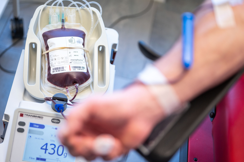 Spenderblut ist auch in der Corona-Pandemie wichtig. Darauf will NRW-Gesundheitsminister Laumann mit Vertretern des Deutschen Roten Kreuzes (DRK) und der Uniklinik aufmerksam machen.