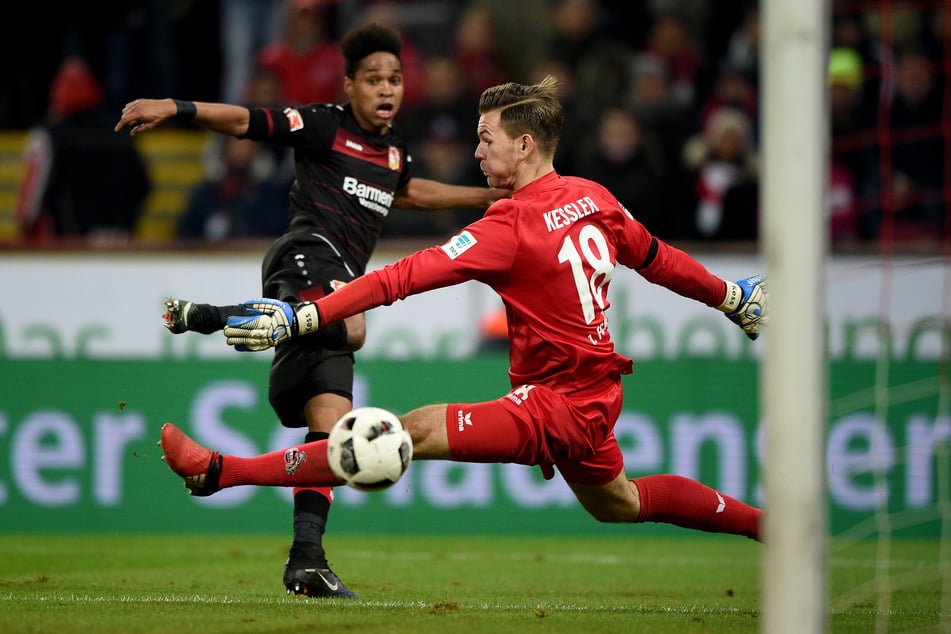 Keeper Kessler wird von Leverkusens Wendell bezwungen (Archivbild).