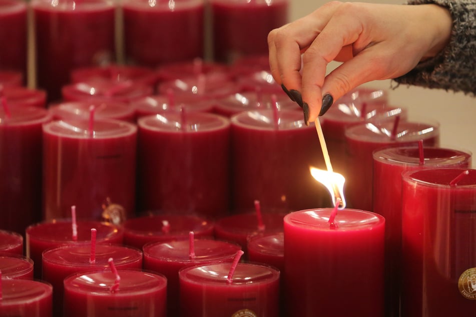 Menschen in NRW weiter im Kerzen-Kaufrausch: Der Grund ist traurig!