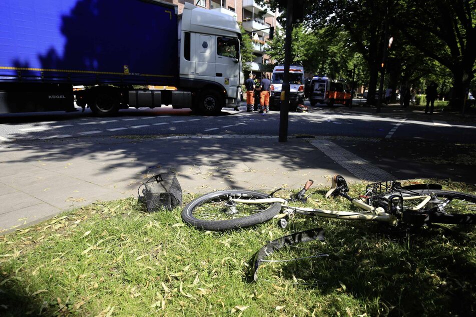 Das kaputte Fahrrad liegt auf einer Wiese.